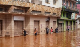 巴西东南部暴雨灾难的冲击与重建的挑战

引言
2023年，巴西东南部遭遇了前所未有的暴雨灾害，这场自然灾害不仅造成了大量的人员伤亡和失踪，还对当地的基础设施、经济和社会秩序造成了严重的破坏。本文将深入探讨这场暴雨的成因、影响以及灾后重建的挑战。

一、暴雨的成因与特点
巴西东南部，尤其是圣保罗州和里约热内卢州，由于其独特的地理位置和气候条件，每年都会面临不同程度的降雨。然而，2023年的暴雨却异常剧烈，其背后的原因主要包括全球气候变化导致的极端天气事件增多，以及当地地形和城市化进程对自然环境的改