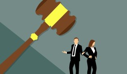 丈夫带病妻开网约车，爱与坚持的温暖故事