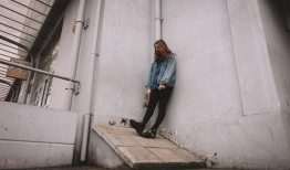 女子误踩油门，一场本可避免的悲剧