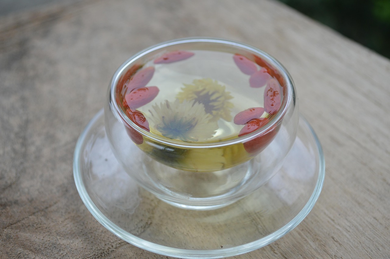 菊花茶，健康饮品还是潜在副作用？深度探讨与安全饮用指南